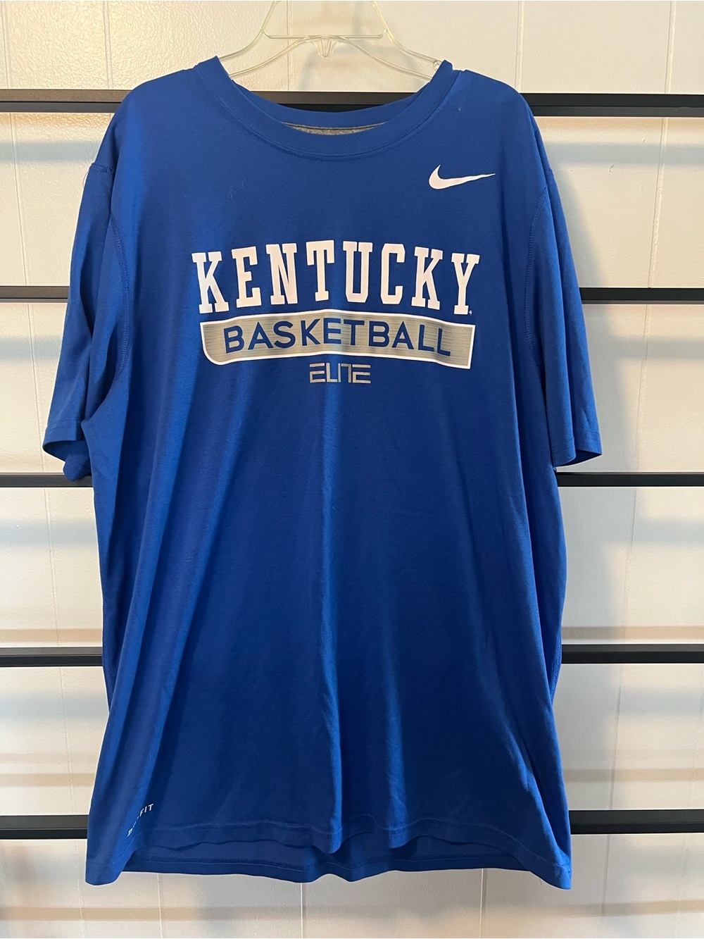 NWOT,Men’s Nike Kentucky Basketball Shirt, Size Large, Dri fit, Short Sleeve, C4